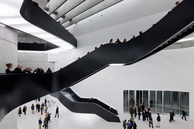 Visitatori nell'atrio del museo MAXXI, attraversato dalle sue scale sospese nere